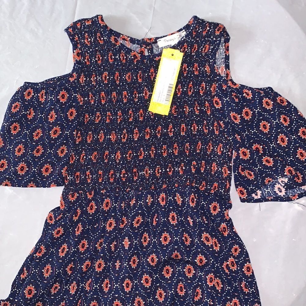 NWT Smocked Cold Shoulder Top. Size Small - Picture 3 of 4